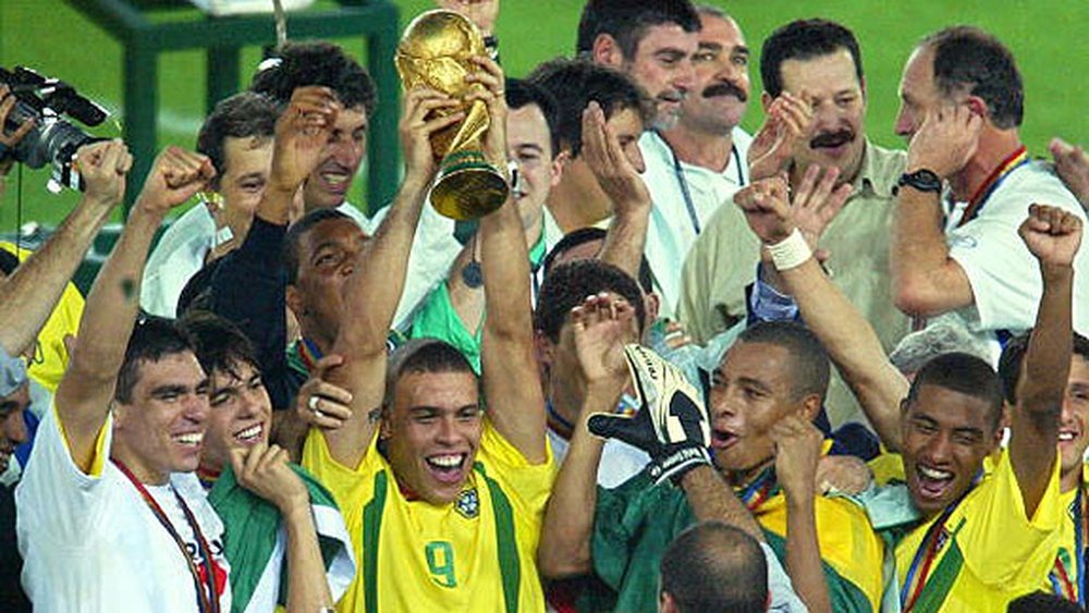 ronaldo-levanta-la-copa-del-mundo-en-2002--twitter.jpg